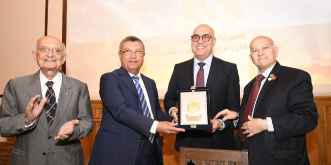جمعية المهندسين المصرية تكرِم الدكتور عاصم الجزار وزير الإسكان وتمنحه العضوية الفخرية