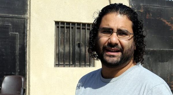 علاء عبد الفتاح يعود إلى بريطانيا بعد رفع القاهرة حظر السفر عنه